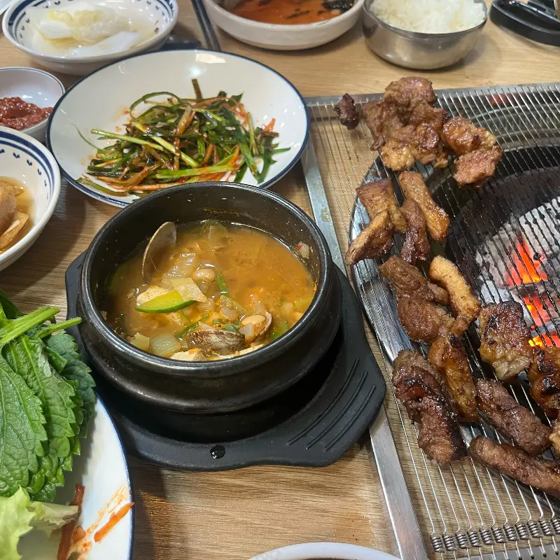 다양한 밑반찬과 숯불 돼지갈비