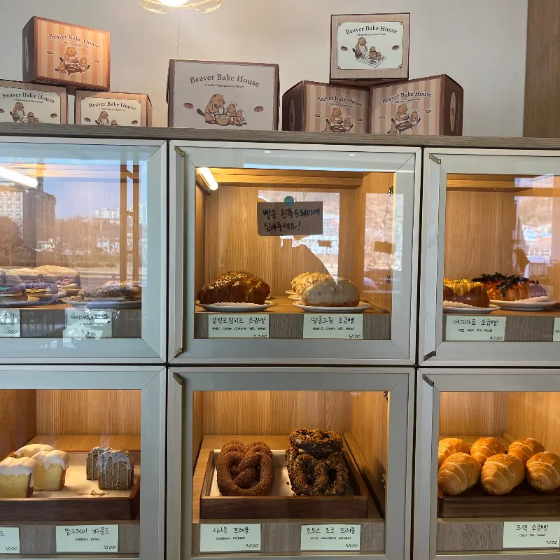 쇼케이스에 진열된 빵과 케이크