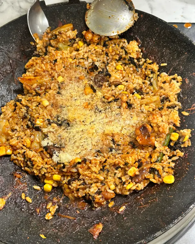 볶음밥 위에 치즈가 녹아내리는 모습