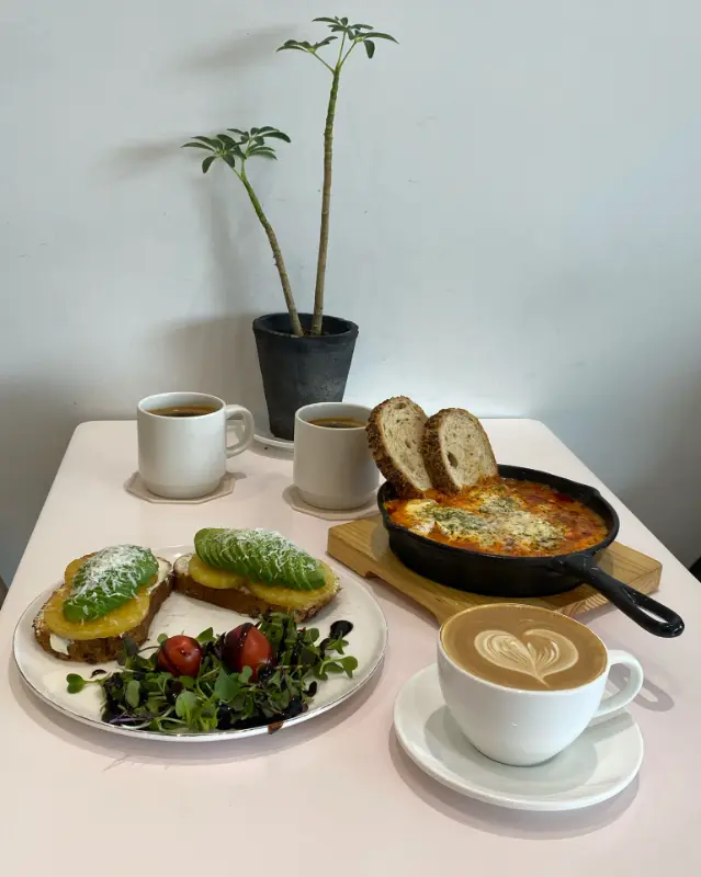 디아펠리즈의 크림 에그 베네딕트 브런치