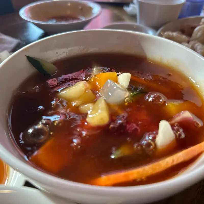 색색깔의 야채가 들어간 요리