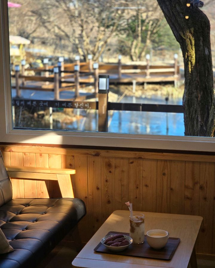 카페하늘아래 창밖으로 보이는 아름다운 연못 뷰