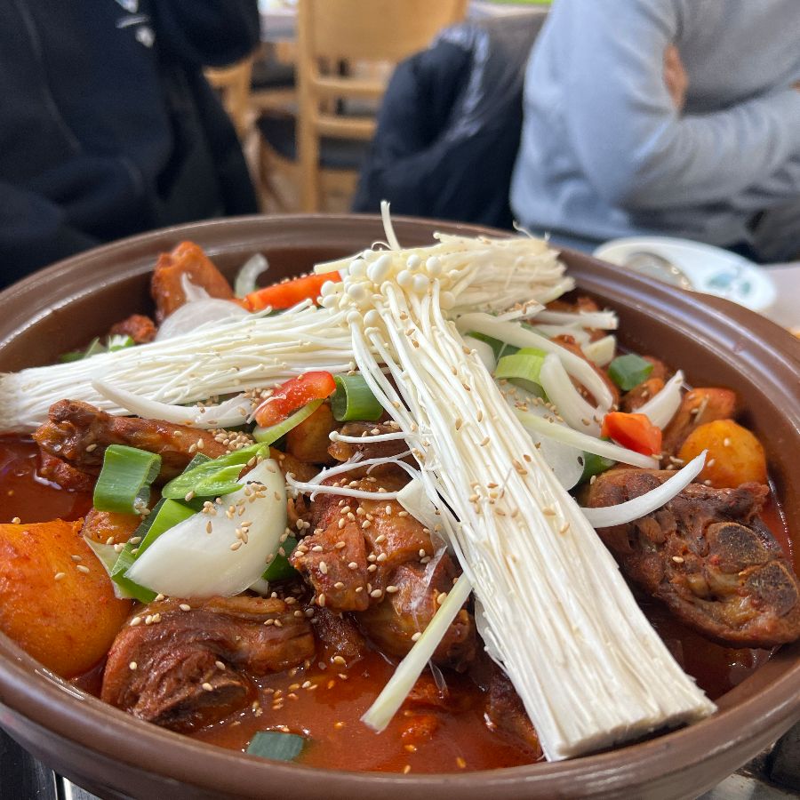 깊은 맛이 일품인 묵은지 닭볶음탕