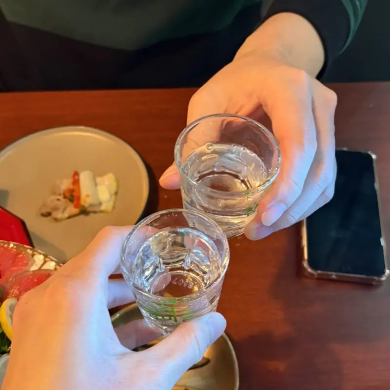 술 한 잔 기울이며 즐거운 시간