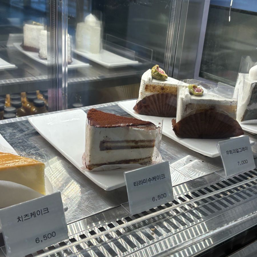 다양한 케이크가 진열된 쇼케이스