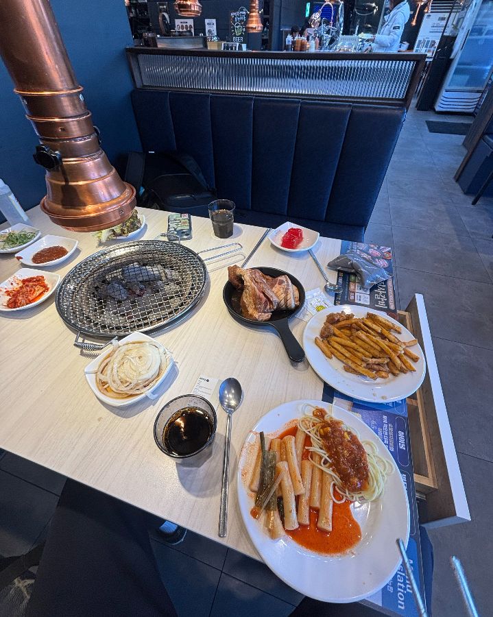 다양한 사이드 메뉴와 깔끔한 테이블 세팅