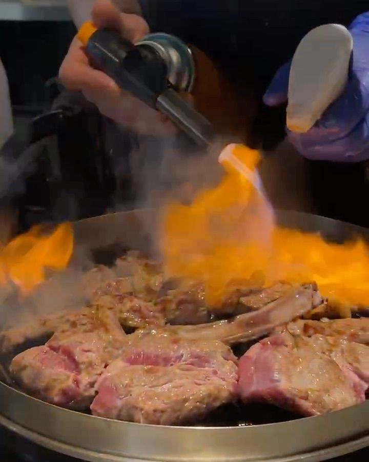 토치로 불맛을 입히는 모습