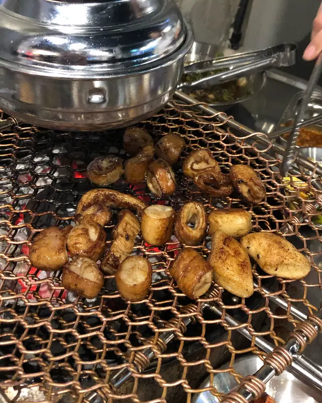 불판 위에서 맛있게 구워지고 있는 막창