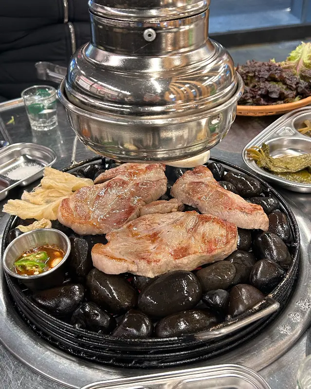 자갈 위에서 구워지는 고기