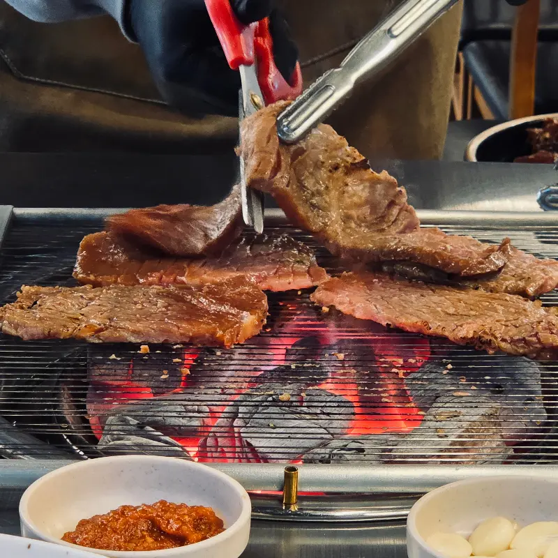 고기를 구워주는 직원