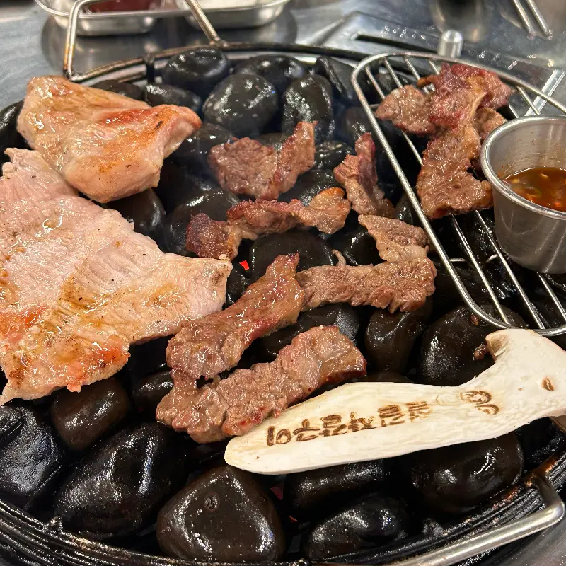 자갈 위에서 구워지는 갈비살