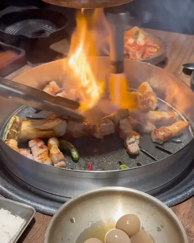 숯불 위에서 구워지는 돼지갈비