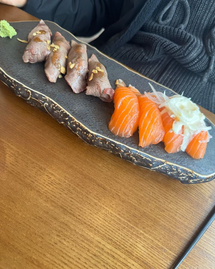 소고기 스시와 연어 스시