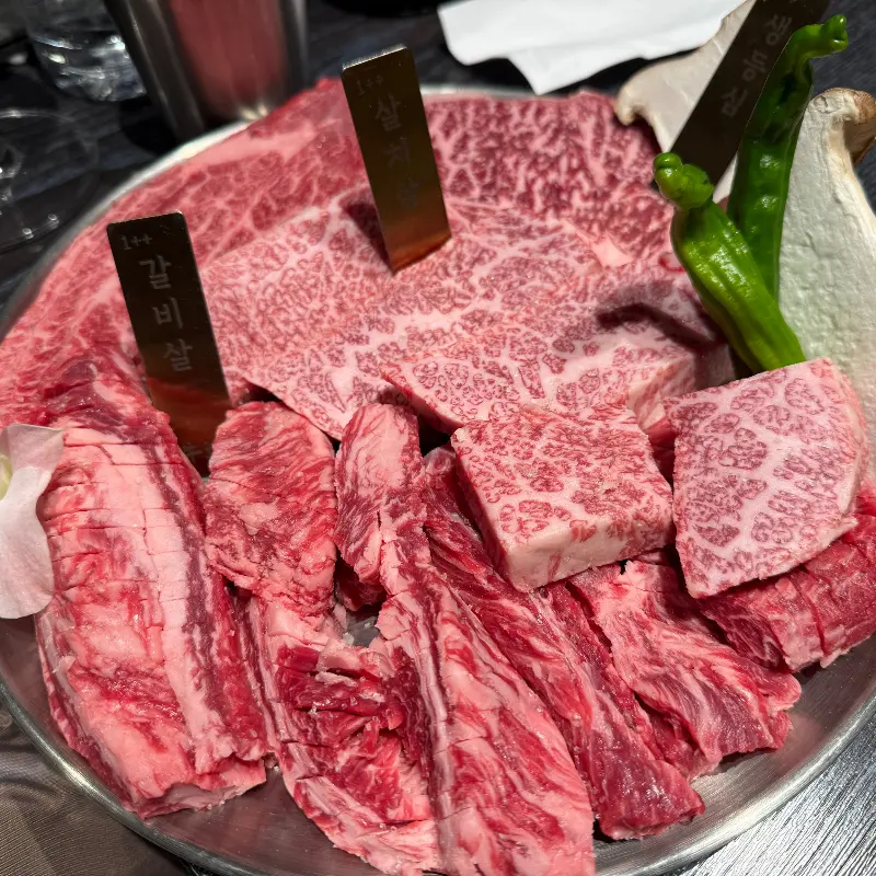 환상적인 마블링의 한우 모둠