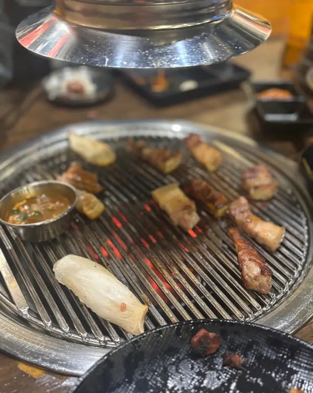 숯불 위에 구워지는 고기