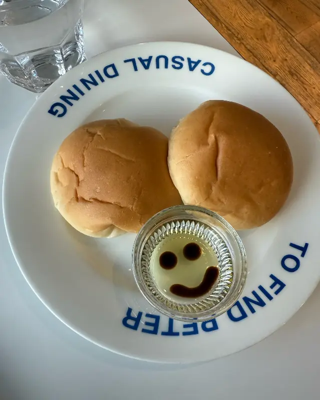 스마일 그림이 그려진 올리브 오일과 식전빵