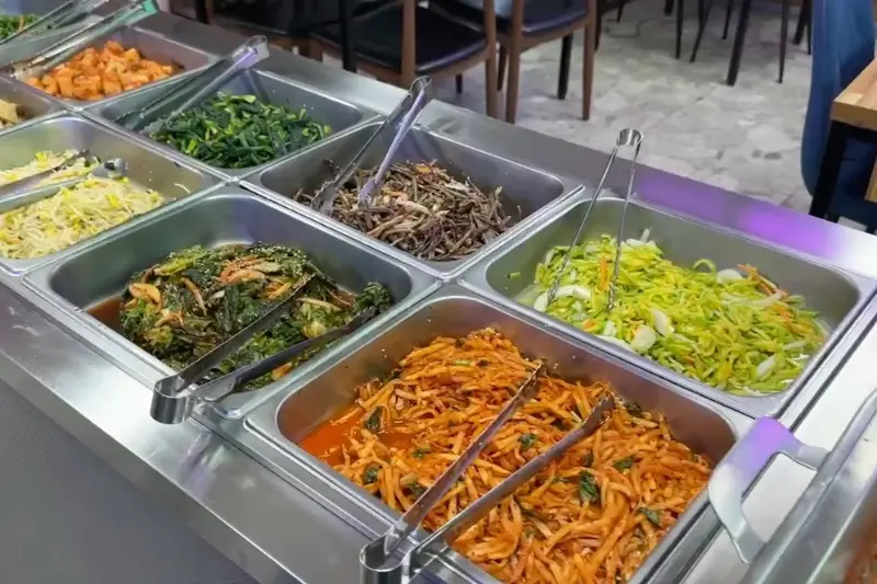 깔끔하게 정리된 뷔페 음식 코너