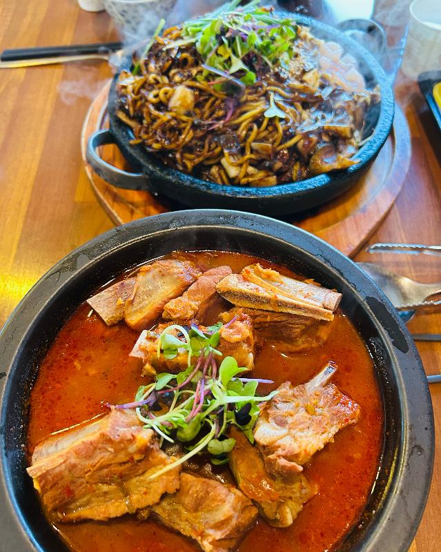 돌짜장과 갈비찜의 환상적인 조화