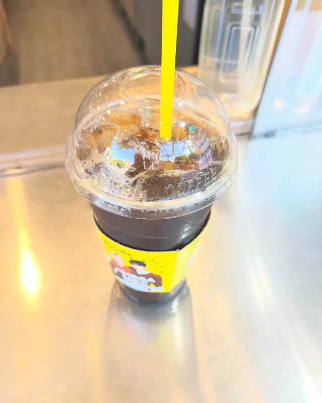 노란색 스트로우가 인상적인 아이스 아메리카노