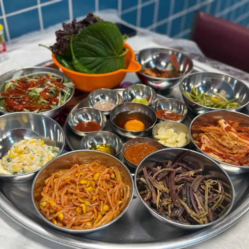 짜장면을 연상시키는 독특한 비주얼의 빙수