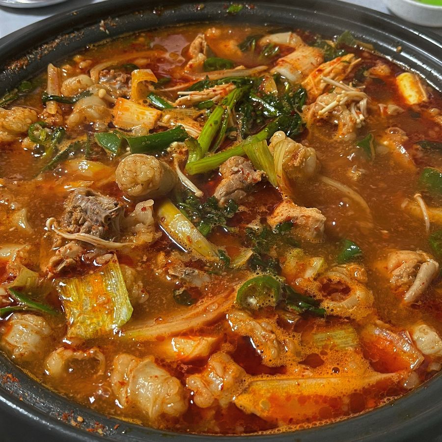 얼큰하고 푸짐한 곱도리탕의 모습