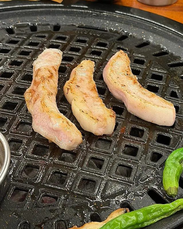 잘 구워진 돼지 고기