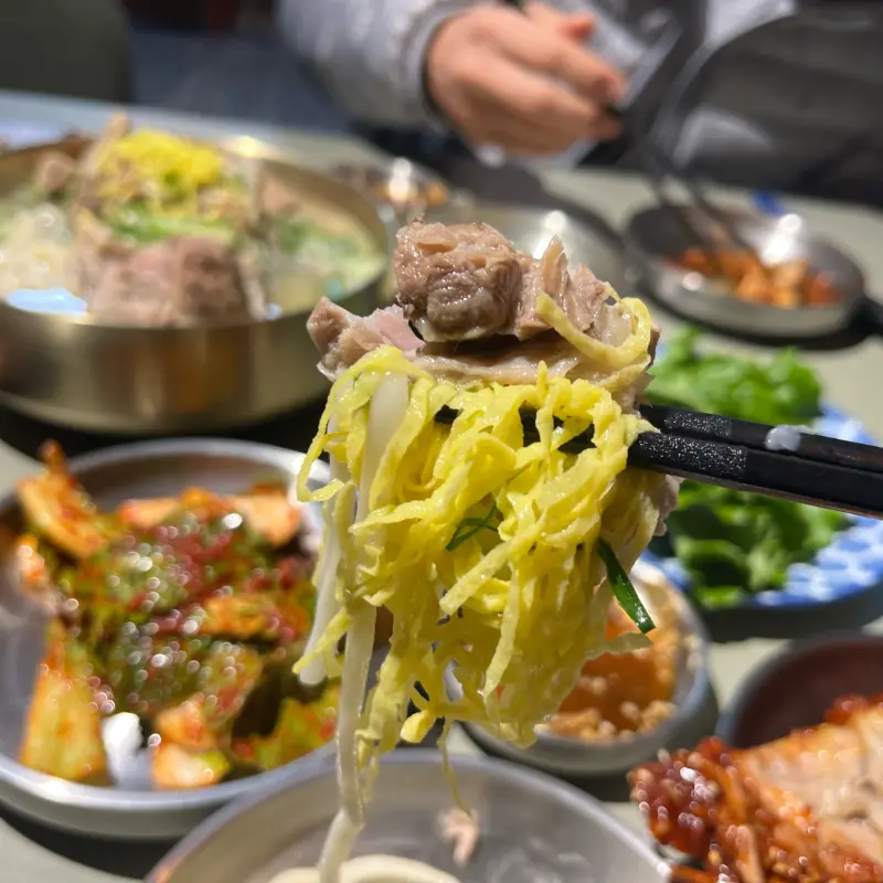 뼈국수 면발을 들어올리는 모습