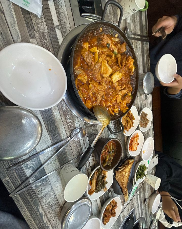 해물찜을 맛있게 먹는 모습