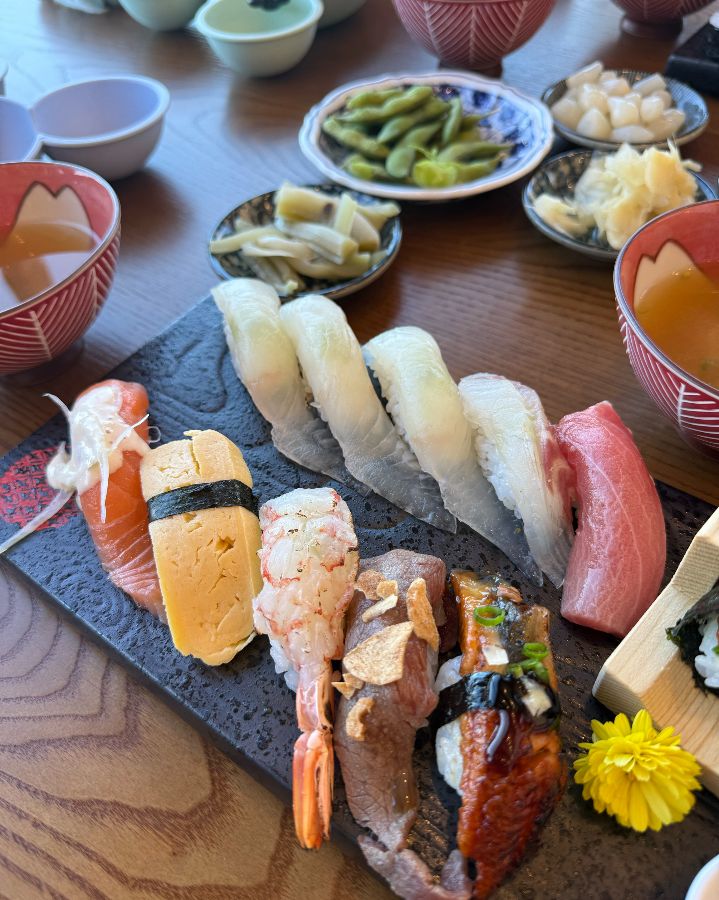 모듬 스시의 다채로운 색감과 신선한 비주얼