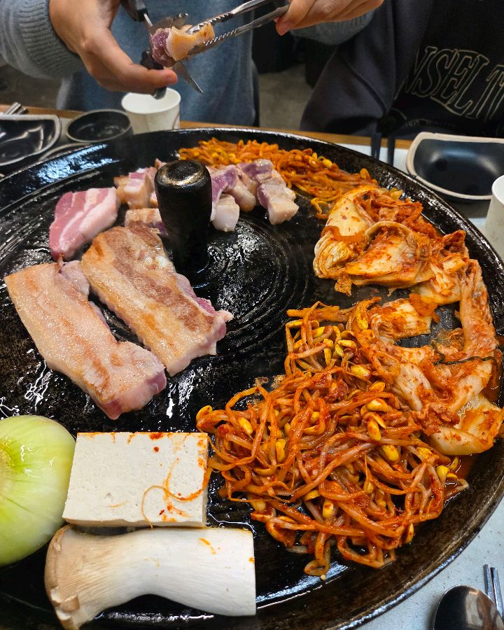 삼겹살을 자르는 모습