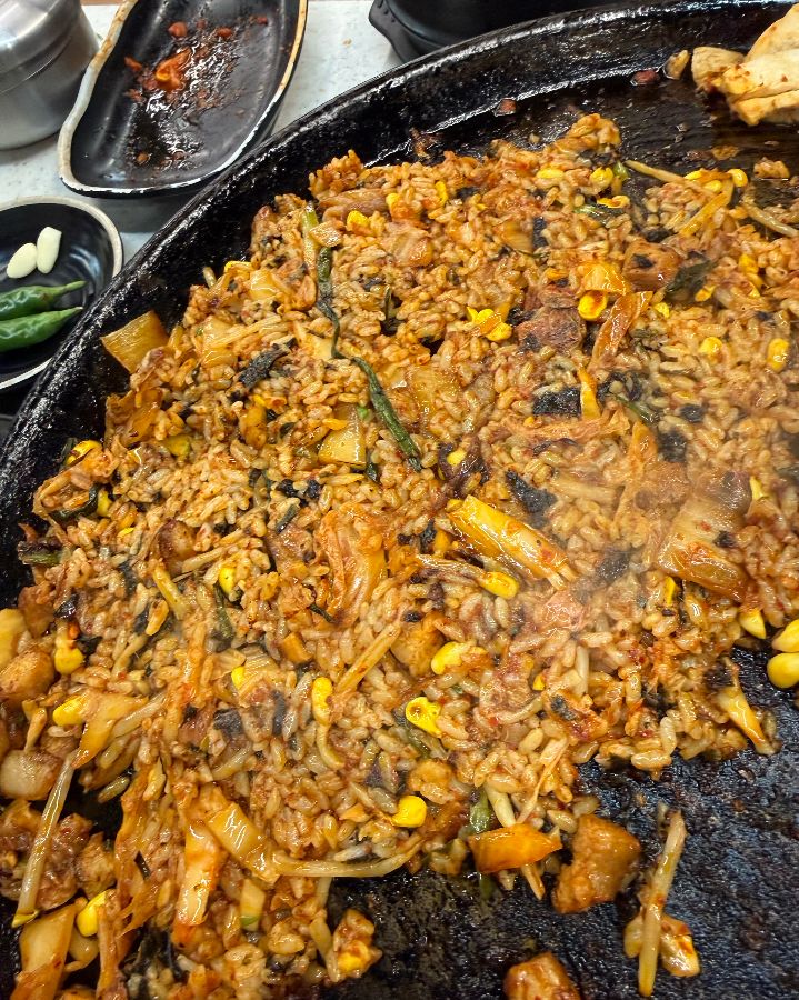 솥뚜껑에 볶아진 볶음밥