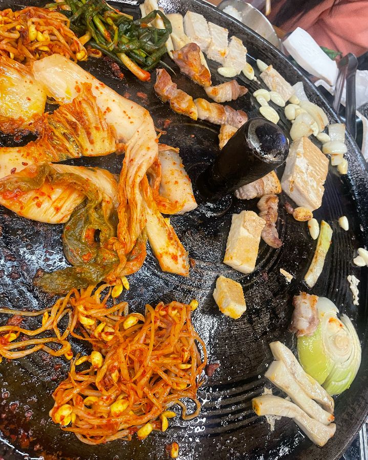 싹쓰리솥뚜껑김치삼겹살 청량리점 내부 인테리어