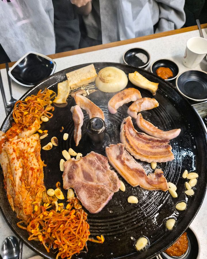 솥뚜껑 위 삼겹살, 두부, 버섯, 김치