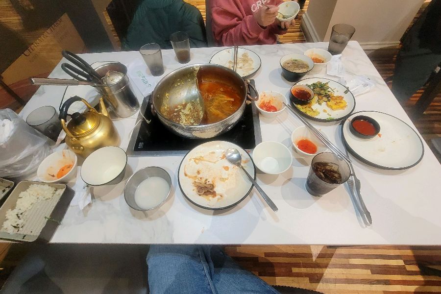 깔끔하게 정돈된 테이블 세팅