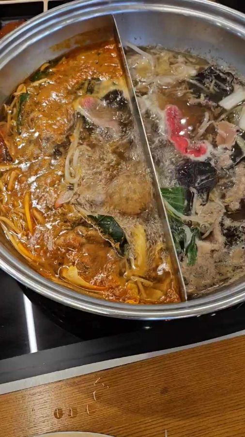 반반 육수가 끓고 있는 모습