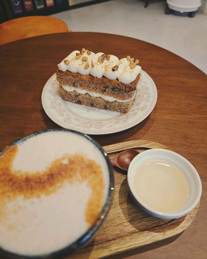 당근 케이크와 커피