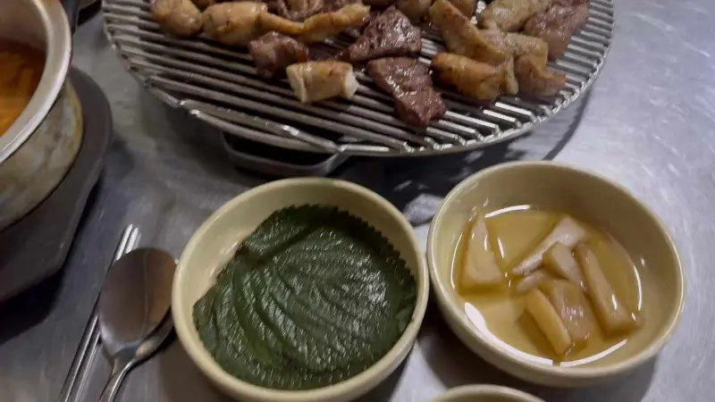 깻잎, 양파절임 등 곁들임