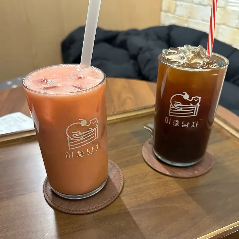 음료에 새겨진 이층남자 로고