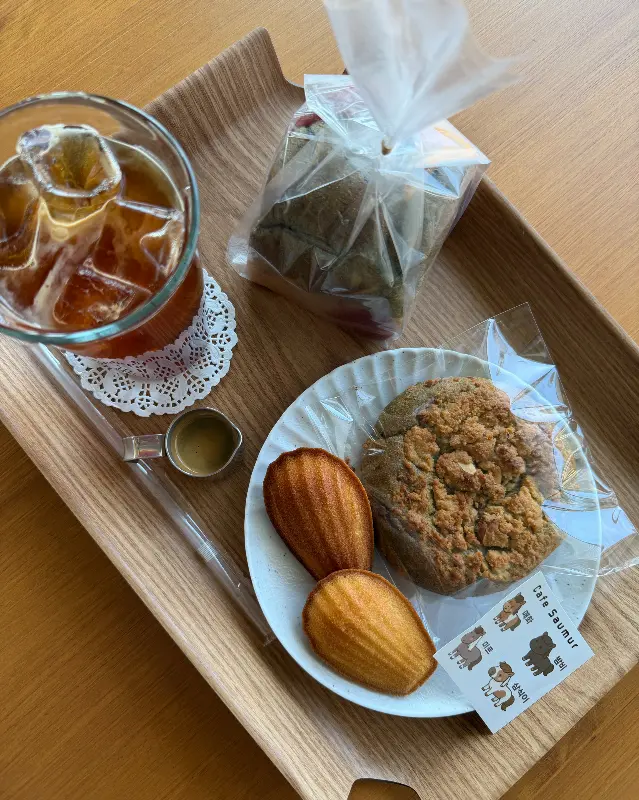 아메리카노, 스콘, 마들렌이 담긴 나무 트레이