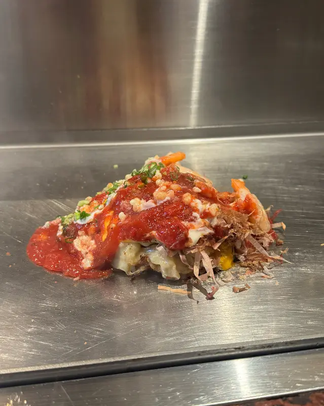 토마토 소스가 듬뿍 뿌려진 오코노미야끼