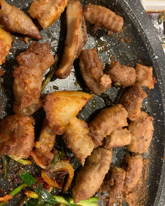 곱창과 염통이 맛있게 구워진 모습