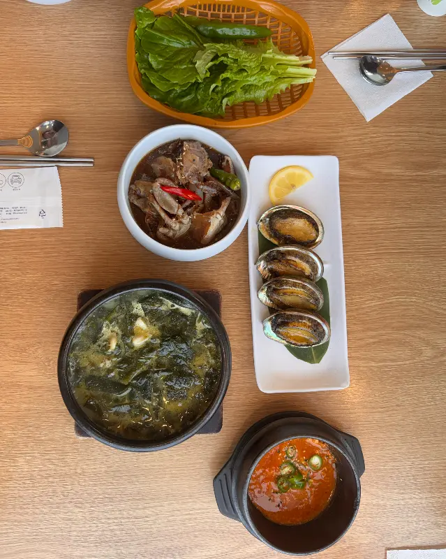 푸짐하게 차려진 한상차림