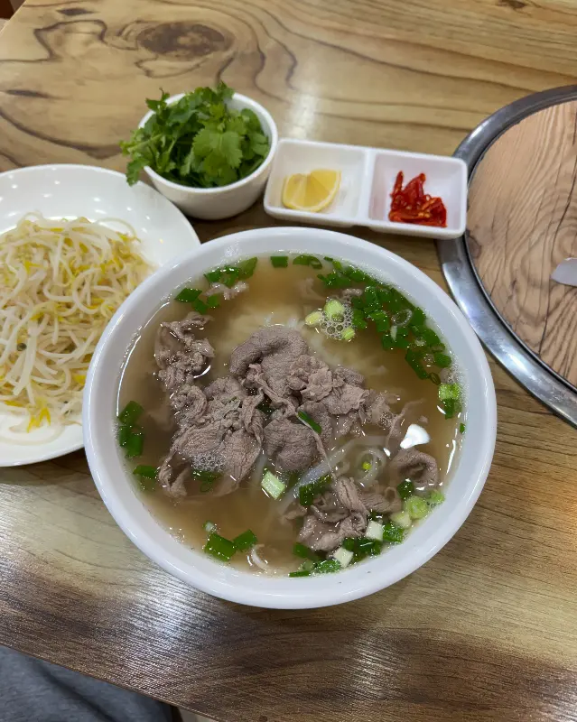 쌀국수와 함께 제공되는 숙주, 고수, 레몬, 고추의 모습