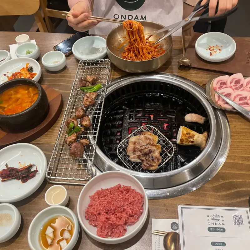 비빔국수와 고기의 조화