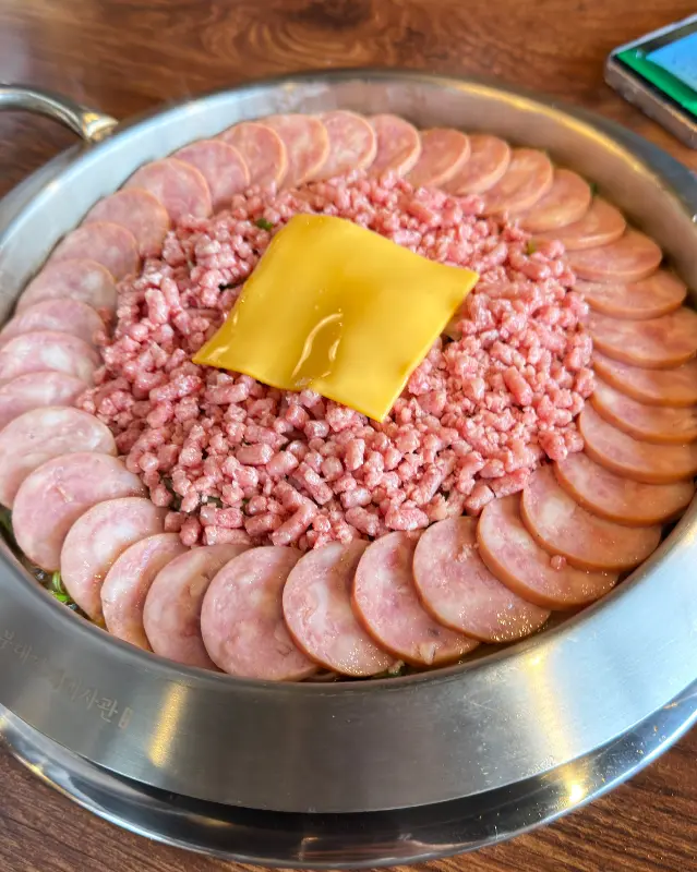 끓기 전의 부대찌개 모습