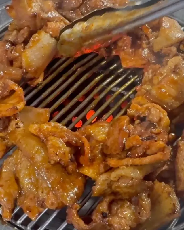 연탄불 위에서 익어가는 고추장구이