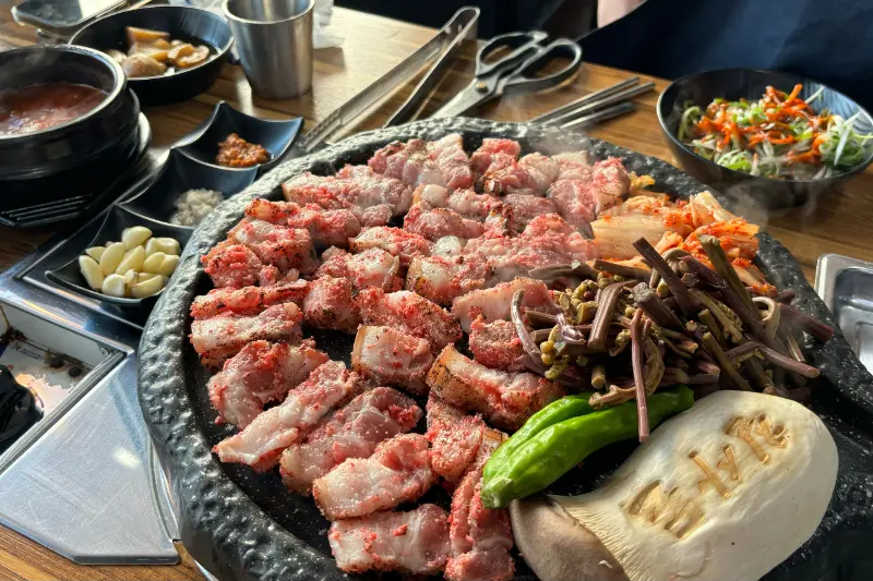 다채로운 곁들임 메뉴와 함께 즐기는 흑돼지