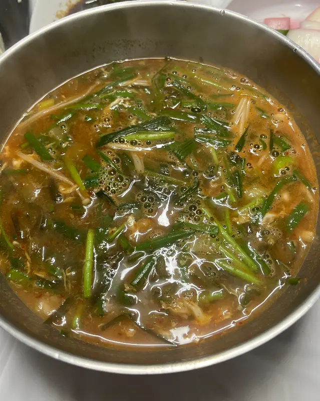 뚝배기 가득 담겨 나온 섭국의 모습. 섭과 부추가 푸짐하게 들어있다.