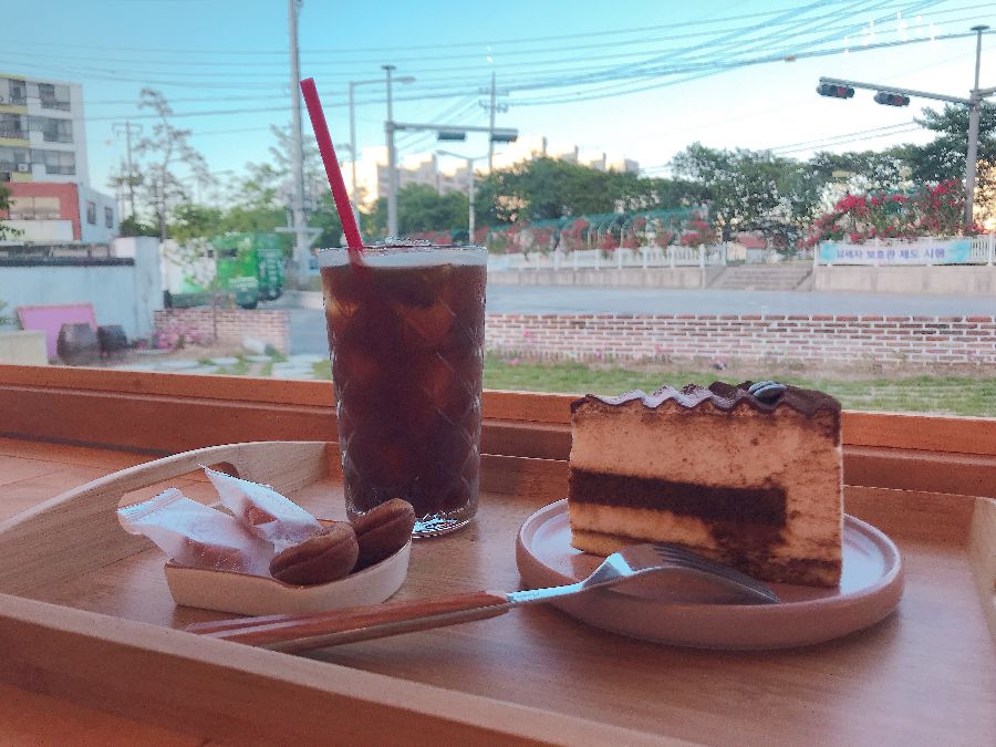 아이스 라떼와 디저트