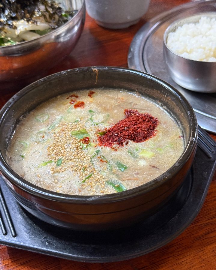 따뜻한 김이 모락모락 나는 몸국